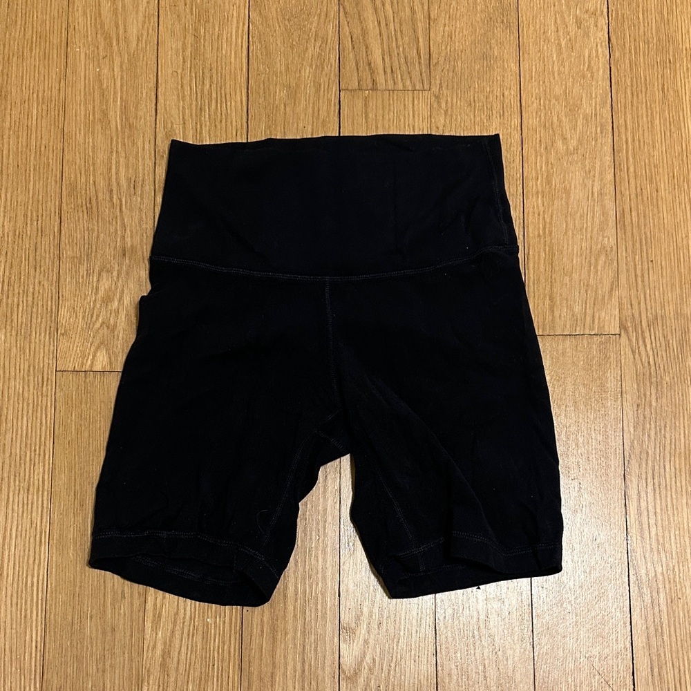 TnaBUTTER™ Cheeky Hi-Rise Black Shorts - Size S - Picture 2 of 4